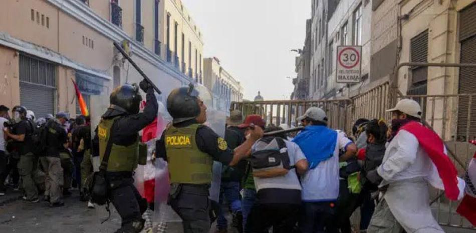 La policía carga contra manifestantes de oposición al gobierno en Lima, Perú, el martes 24 de enero de 2023. AP