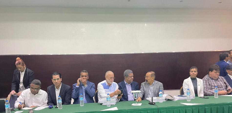 Reunión de Leonel Fernández y otros integrantes de la Fuerza del Pueblo en Santiago. Foto: Onelio Domínguez
