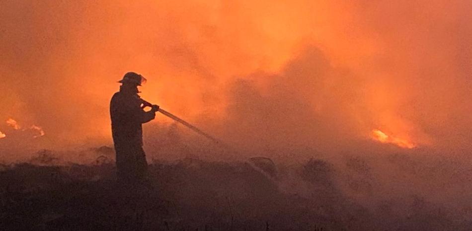 Bomberos intentan sofocar incendio en El Almirante. Foto: Víctor Ramírez