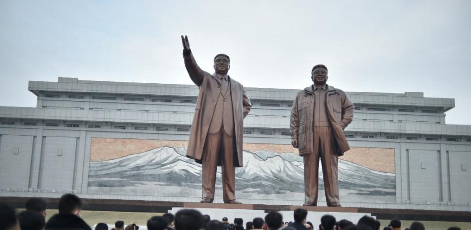 Gente visita las estatuas del expresidente de Corea del Norte Kim Il Sung y el presidente Kim Jong Il en Mansu Hill con motivo del año nuevo lunar en Pyongyang el 22 de enero de 2023. Foto: Kim Won Jin/AFP.