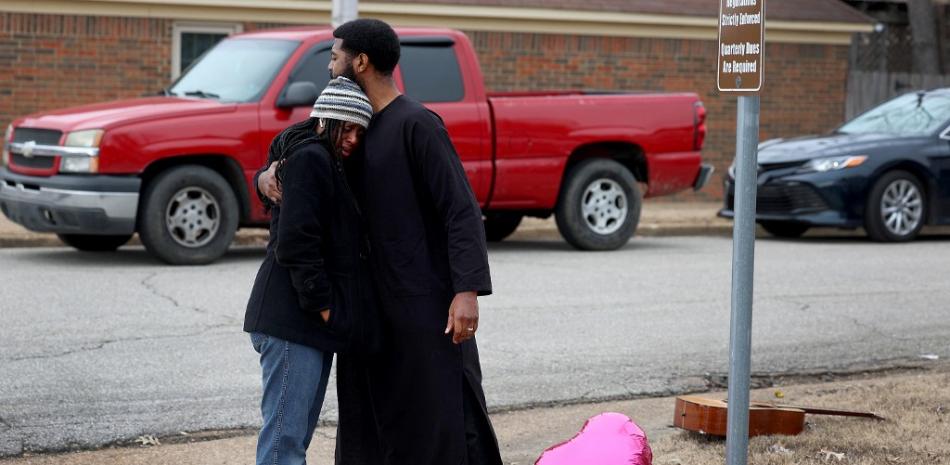 Darin Obston, Jr. abraza a Lakeisha Tate mientras rezan junto a un monumento improvisado cerca del lugar donde Tyre Nichols fue golpeado por agentes de policía de Memphis el 28 de enero de 2023 en Memphis, Tennessee. Fuente: AFP.