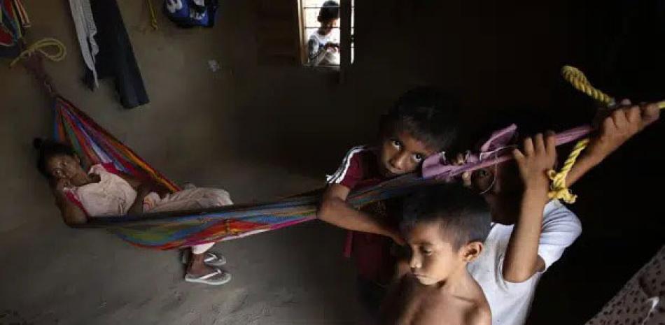 Niños Wayuu dentro de su casa en Manaure, La Guajira, Colombia, el 10 de septiembre de 2015.  AP