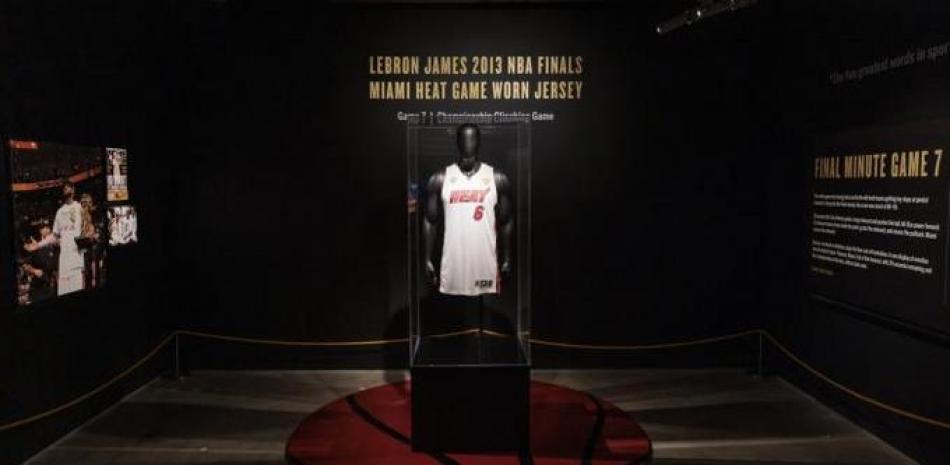Esta es la camiseta histórica de LeBron James que fue vendida por 3,68 millones de dólares en una subasta.