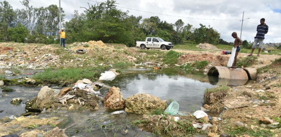 El flujo de agua contaminada a través de desagües próximo a vecindarios afianza riesgo de contraer cólera./ Jorge Luís Martinez
