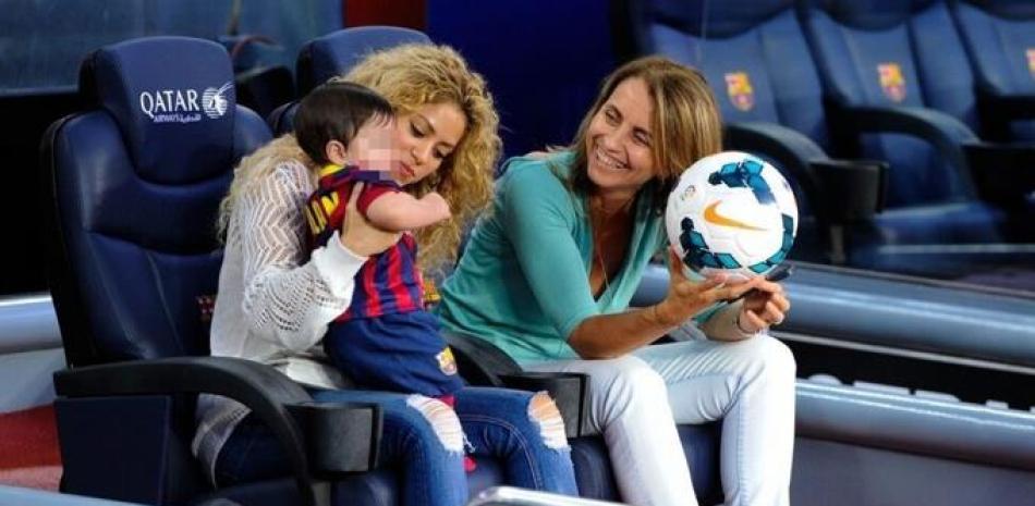 Shakira junto a su exsuegra, Montserrat Bernabeu y su hijo, Milán Piqué. Fuente externa.