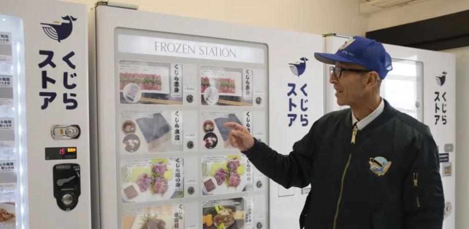 Konomu Kubo, portavoz de Kyodo Senpaku Co., explica cómo se vende la carne de ballena en una máquina expendedora de la tienda de la empresa, el jueves 26 de enero de 2023, en Yokohama, Japón. Foto: Ha Kwyeon/AP.