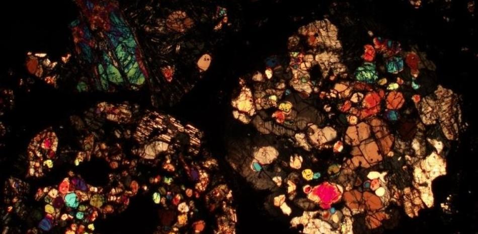 Sección fina de un meteorito al microscopio. Los distintos colores representan diferentes minerales, porque la luz viaja a través de ellos de diferentes maneras. - NICOLE XIKE NIE.