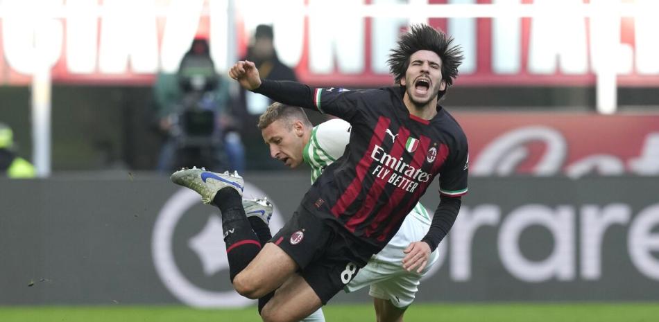 Sandro Tonali del Milan recibe una falta de Davide Frattesi de Sassuolo durante el partido de la Serie A.
