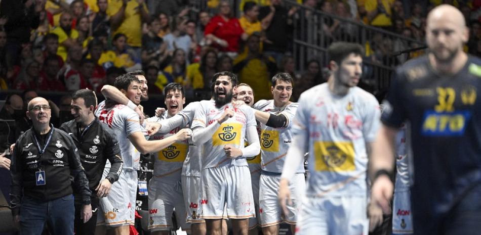 Los jugadores españoles celebran después del partido por el tercer puesto del Campeonato Mundial de Balonmano IHF masculino entre Suecia y España en Estocolmo. Foto de AFP