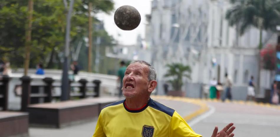 Manuel Loor, aficionado de la selección de Ecuador, hace malabares con una piedra en una calle, el 25 de enero en Cali la que será la sede del campeonato Sudamericano Sub20 de fútbol (Colombia). EFE/Ernesto Guzmán