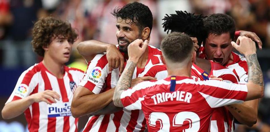 Jugadores del Atlético se congratulan tras el triunfo sobre Osasuna.