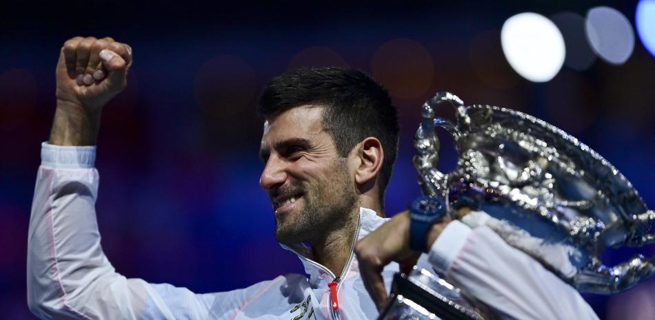 El serbio Novak Djokovic celebra con el trofeo de la Copa Desafío de Norman Brookes luego de su victoria contra el griego Stefanos Tsitsipas en el partido final individual masculino el día catorce del torneo de tenis del Abierto de Australia en Melbourne el 29 de enero de 2023. Manan Vatsyayana / AFP