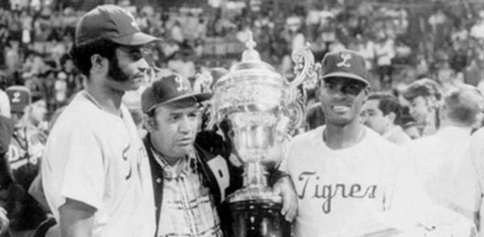 Pedro Borbón, junto a Manuel Mota y un directivo de los Tigres sostienen la copa de campeones del Caribe en 1971.