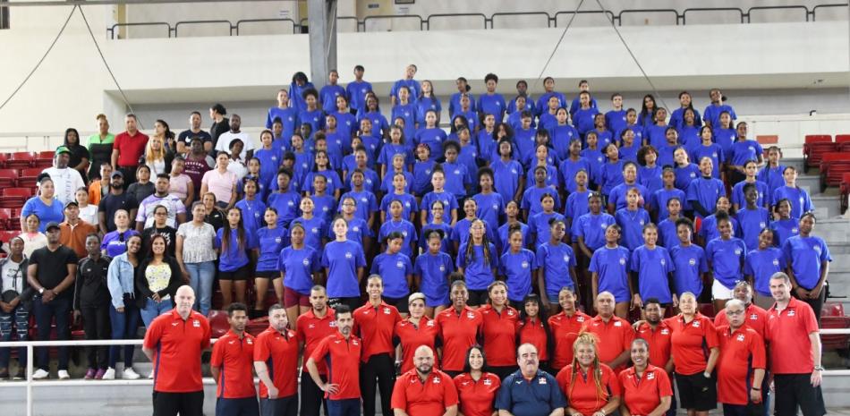 En una foto histórica, Cristóbal Marte Hoffiz y Milagros Cabral junto a las 120 niñas, sus padres, acompañados de todos los entrenadores del proyecto, actuales Reinas del Caribe en el viejo Pabellón de Voleibol.
