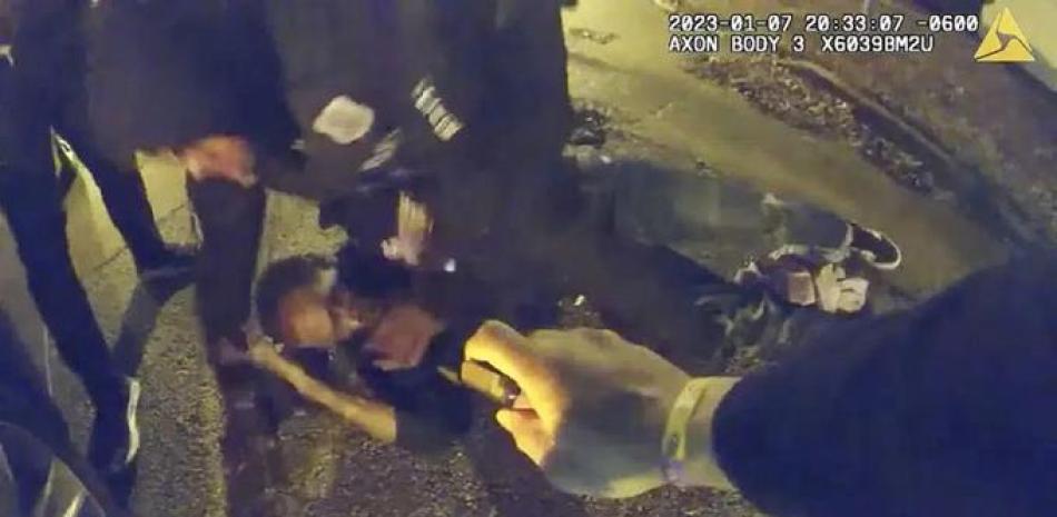 Foto de un video del 27 de enero de 2023 muestra a Tyre Nichols durante un ataque de cinco policías de Memphis cometido el 7 de enero de 2023. AP
