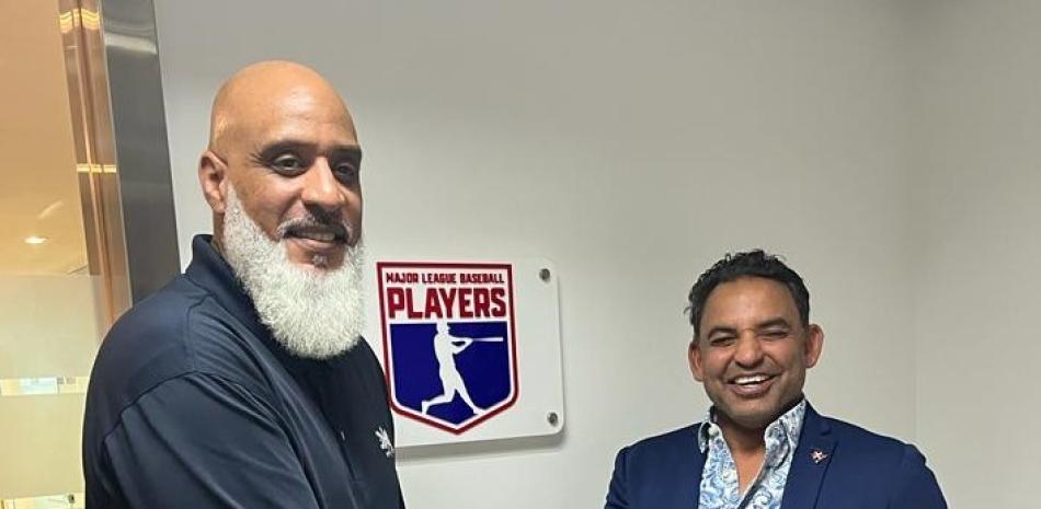 El director ejecutivo de la Asociación de Jugadores de Béisbol de las Grandes Ligas, Tony Clark, y Quilvio Veras, comisionado de Béisbol de Pequeñas Ligas de la República Dominicana.