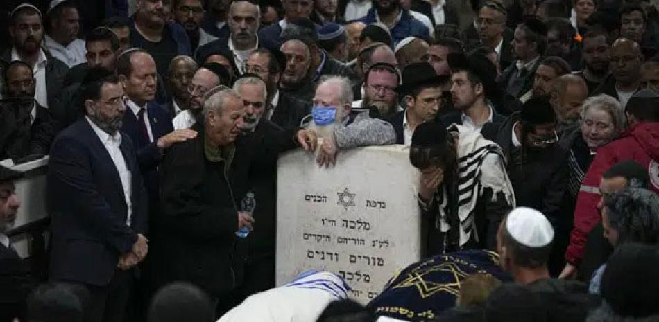 Funeral de Eli Mizrahi y su esposa, Natalie, víctimas de un ataque en Jerusalén Este, ayer en Beit Shemesh, Israel. AP