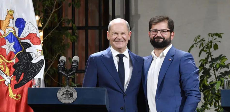 Olaf Scholz, a la izquierda, posa con el presidente de Chile, Gabriel Boric, durante una ceremonia en el palacio presidencial de La Moneda en Santiago, Chile, el domingo . AP