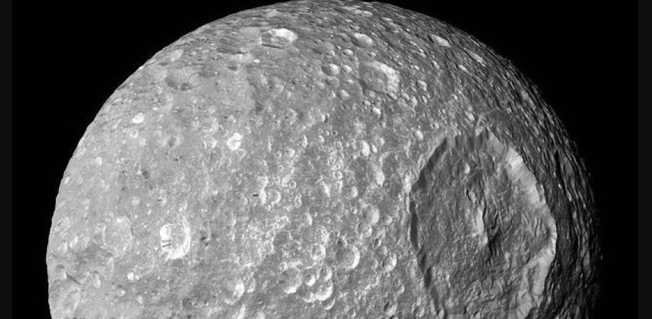 Mimas, la luna que recuerda a la Estrella de la Muerte de Star Wars. Foto: Europa Press