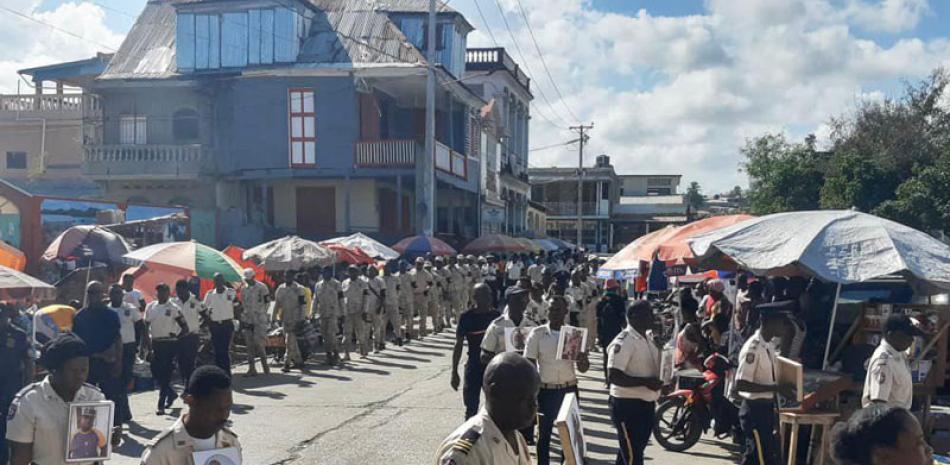 Personal de policía destacada en la ciudad de Jérémie, en el departamento de Grand’Anse, durante una marcha pacífica efectuada la mañana de ayer, lunes, para rendir homenaje a sus compañeros asesinados en Liancourt. Foto: Radio RFM 104.9 Haití