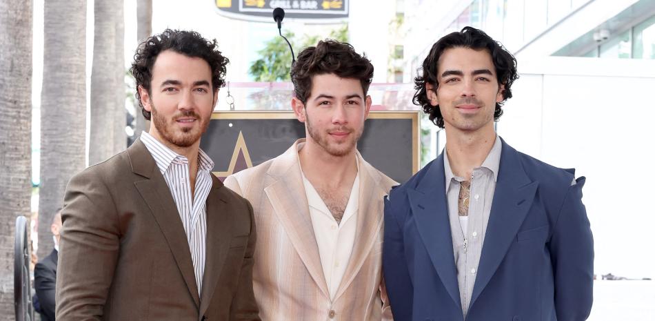 Kevin Jonas, Nick Jonas y Joe Jonas de los Jonas Brothers asisten a la ceremonia estelar del Paseo de la Fama de Hollywood en honor a los Jonas Brothers el 30 de enero de 2023 en Hollywood, California. Amy Sussman/Getty Images/AFP