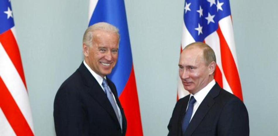 El vicepresidente Joe Biden saluda al primer ministro ruso Vladimir Putin en Moscú, Rusia, el 10 de marzo de 2011. Foto: AP