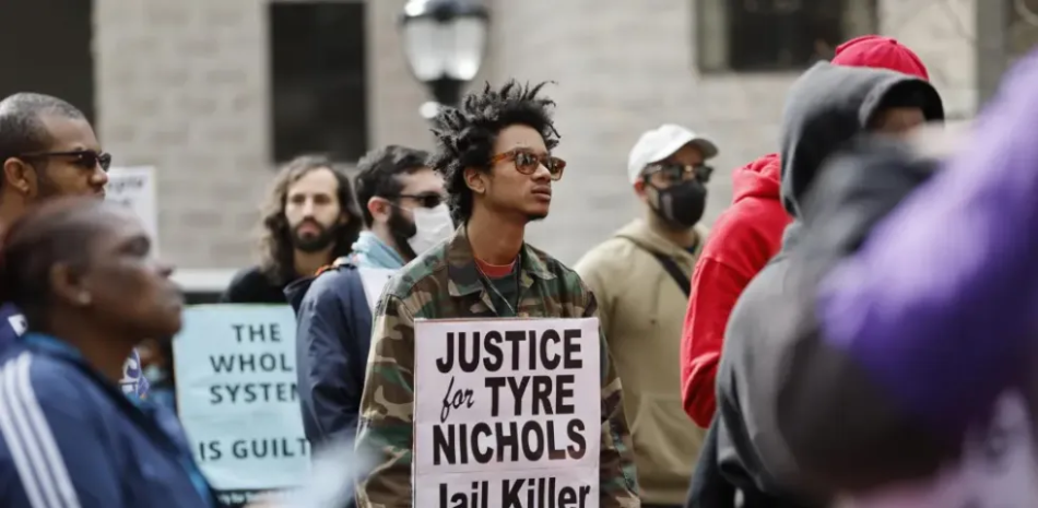 Personas se manifiestan por la muerte del joven afroamericano Tyre Nichols, de 29 años, en Boston, Massachusetts (EE.UU.), este 28 de enero de 2023. EFE/EPA/CJ Gunther
