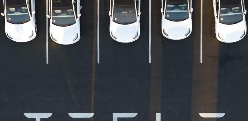 En esta foto de archivo tomada el 10 de febrero de 2022, una vista aérea muestra autos estacionados en la fábrica Tesla Fremont en Fremont, California.
Foto: JOSH EDELSON / AFP