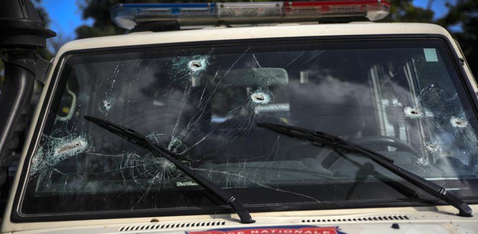 Los agujeros de bala cubren el parabrisas de un coche de policía en Petion-ville, Haití, el miércoles 25 de enero de 2023. En un momento en que la democracia se ha marchitado en Haití y la violencia de las pandillas se ha descontrolado, hombres armados están llenando el vacío de poder. dejado por un gobierno que se derrumba. (Foto AP/Odelyn Joseph)