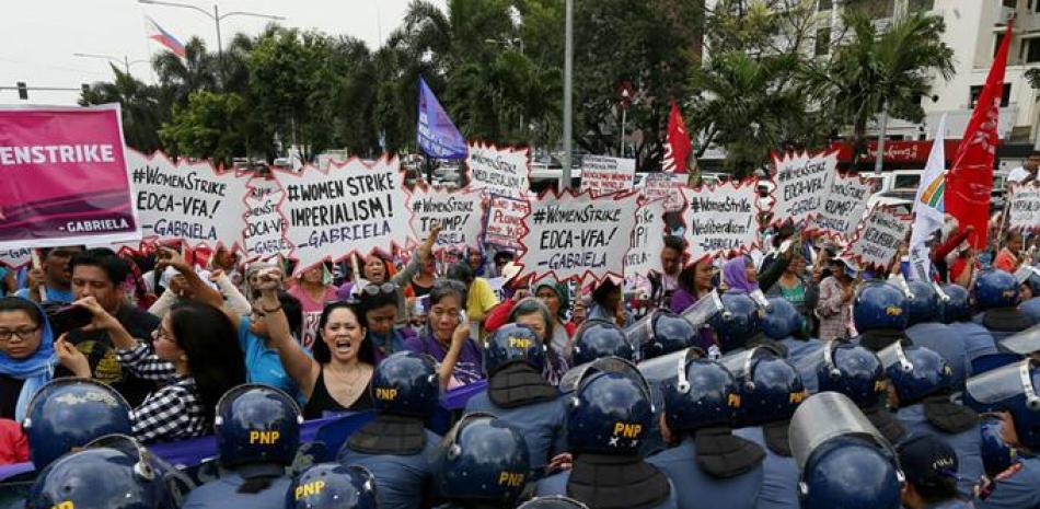 La policía bloquea una manifestación de mujeres ante la embajada de Estados Unidos por el Día Internacional de la Mujer, el 8 de marzo de 2017 en Manila, Filipinas. AP