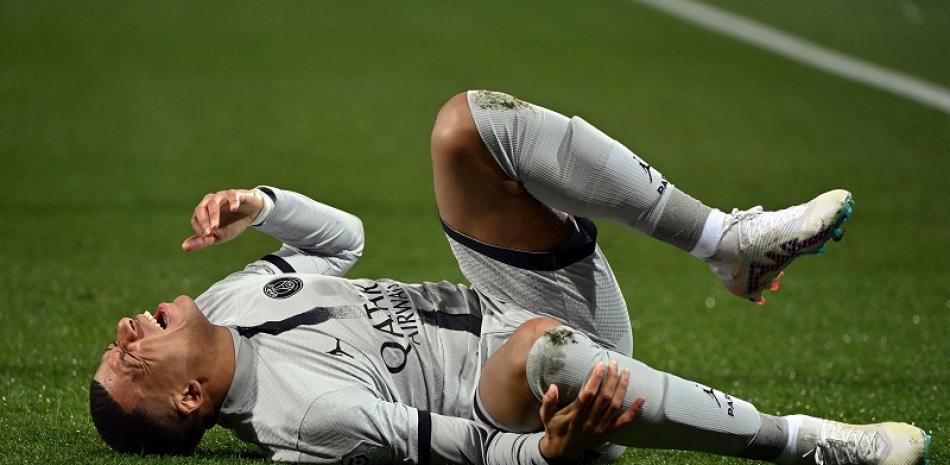 Kylian Mbappé se lesionó pasado el minuto 20 del partido y se retiró con aparentemente un problema en el muslo de la pierna izquierda. Foto: AFP