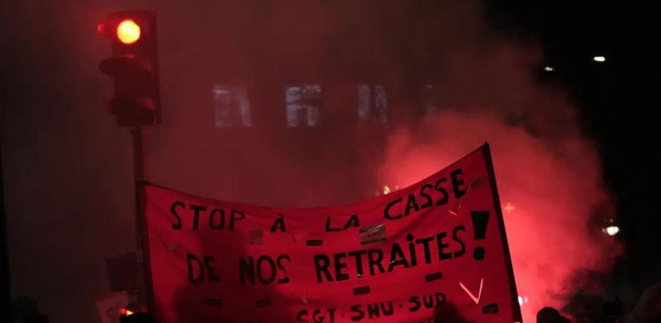 Manifestantes exigen que se detengan los planes para retrasar la edad de jubilación en Francia, durante una manifestación, ayer martes.  AP