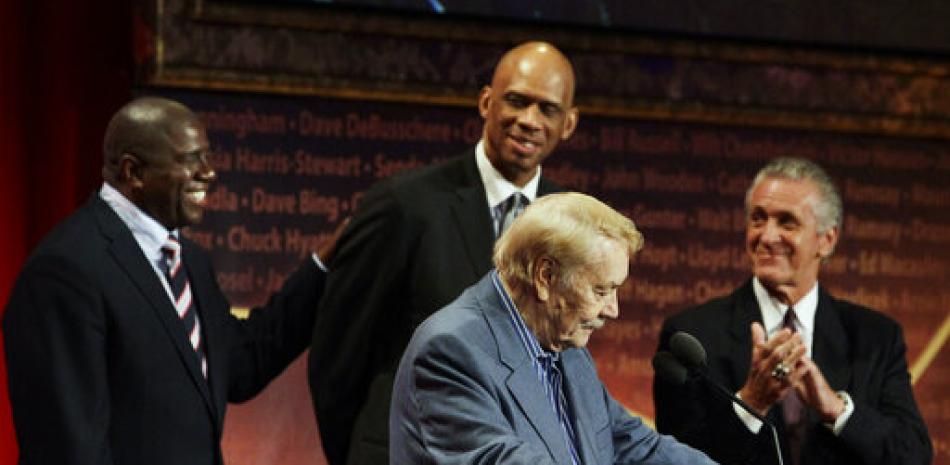 Magic Johnson, Kareem Abdul-Jabbar y Pat Riley detrás en el acto de introducción al Salón de la Fama de Jerry Buss.