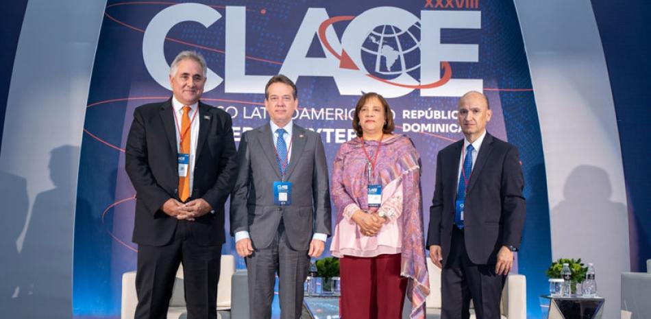Giorgio Trettenero, Víctor Bisonó, Susana López y Daniel González, en su participación en el XXXIII Congreso Latinoamericano de Comercio Exterior (CLACE).