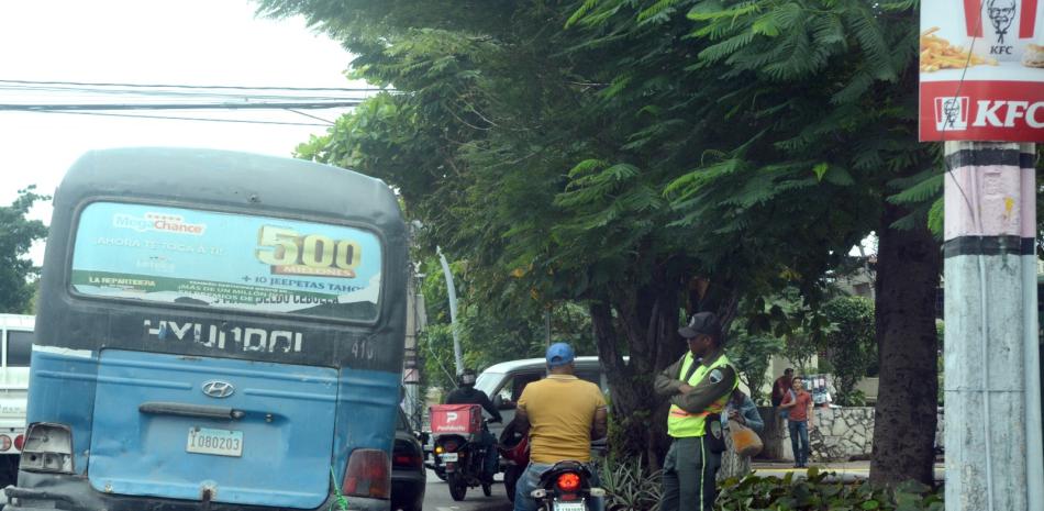 Agente en la avenida Máximo Gómez con Pedro Henríquez Ureña. Foto: Leonel Matos/Listín Diario.