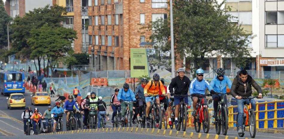 Varias personas se movilizan en bicicleta durante el Día sin carro y sin moto, en Bogotá (Colombia). Este jueves 2 de febrero de 2023 se lleva a cabo el Día sin carro y sin moto en Bogotá, jornada que regirá entre las 5 a.m. y las 9 p.m. EFE