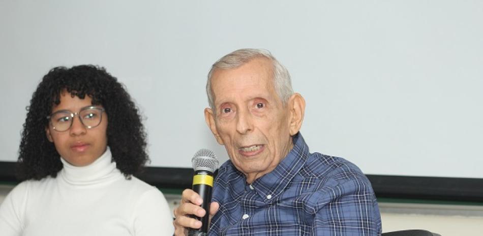 Luis Beiro Álvarez, presentando su libro “Saturno reina en todas partes”, junto a PPA de distintas generaciones del Listín Diario. Fotos: LD.