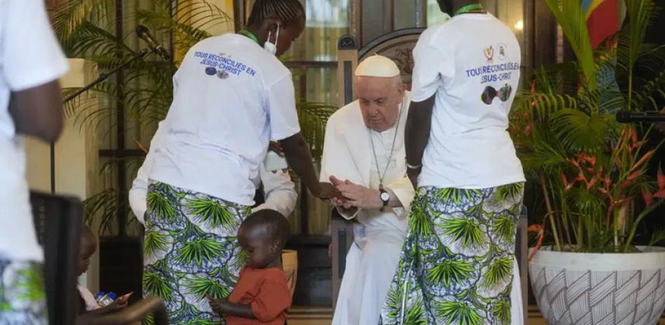 El papa Francisco se reúne con las víctimas de la violencia en  el Congo, en la Nunciatura Apostólica en Kinshasa. AP