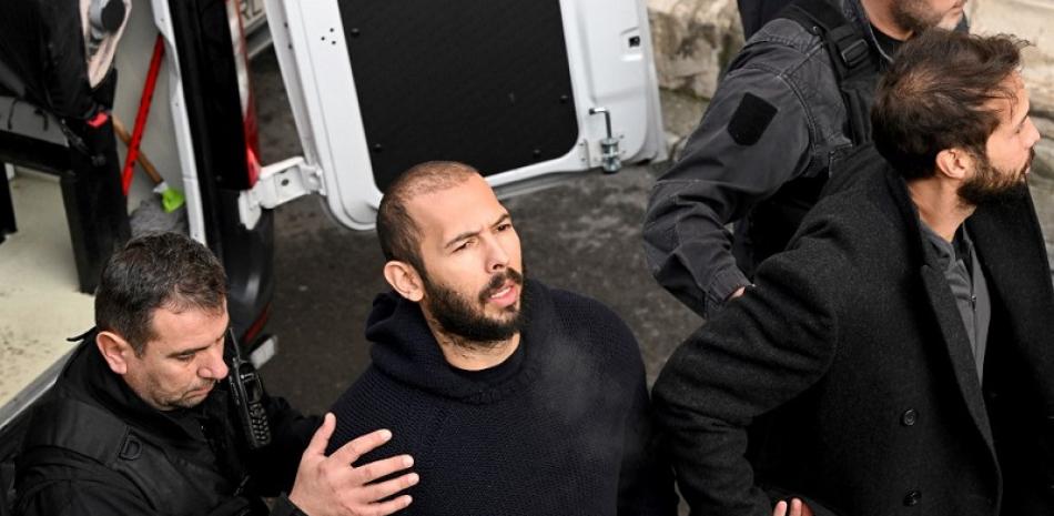 El ex kickboxer Andrew Tate y su hermano Tristan, salen de la corte después de su juicio en Bucarest, Rumania. Foto de AFP