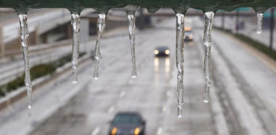 Los automóviles circulan por la US-75 a pesar de las condiciones heladas de la carretera, el miércoles 1 de febrero de 2023, en Dallas. Dallas y otras partes del norte de Texas están bajo advertencia de tormenta invernal hasta el jueves. (Rebecca Slezak/The Dallas Morning News vía AP)