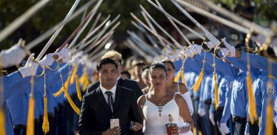 Varias parejas participan en una boda masiva como parte de la celebración del Día de San Valentín en Managua, Nicaragua. Jorge Torres / EFE