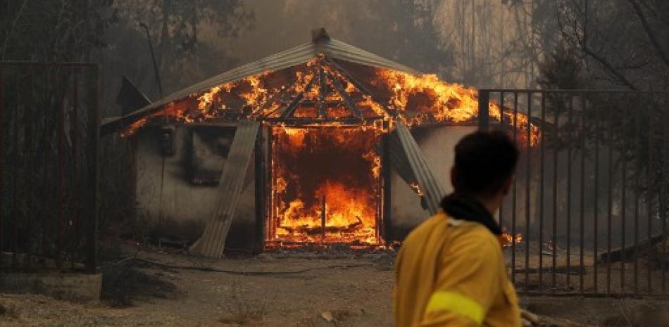 Las llamas consumen una casa durante un incendio en Santa Juana, provincia de Concepción, Chile el 3 de febrero de 2023. Chile ha declarado estado de desastre en varias regiones del centro-sur después de que una devastadora ola de calor provocara incendios forestales que dejaron cuatro muertos, dijeron las autoridades el viernes.
JAVIER TORRES / AFP