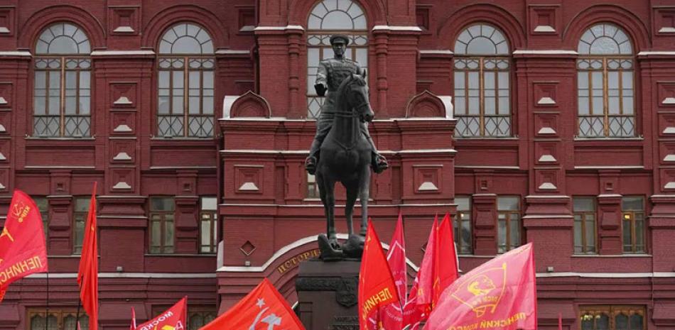 Seguidores del partido comunista con banderas rojas se reúnen alrededor de la estatua del mariscal soviético Georgy Zhukov después de una ceremonia de ofrenda floral en la Tumba del Soldado Desconocido cerca del Muro del Kremlin, durante las conmemoraciones del 80º aniversario de la victoria soviética en la batalla de Stalingrado. AP