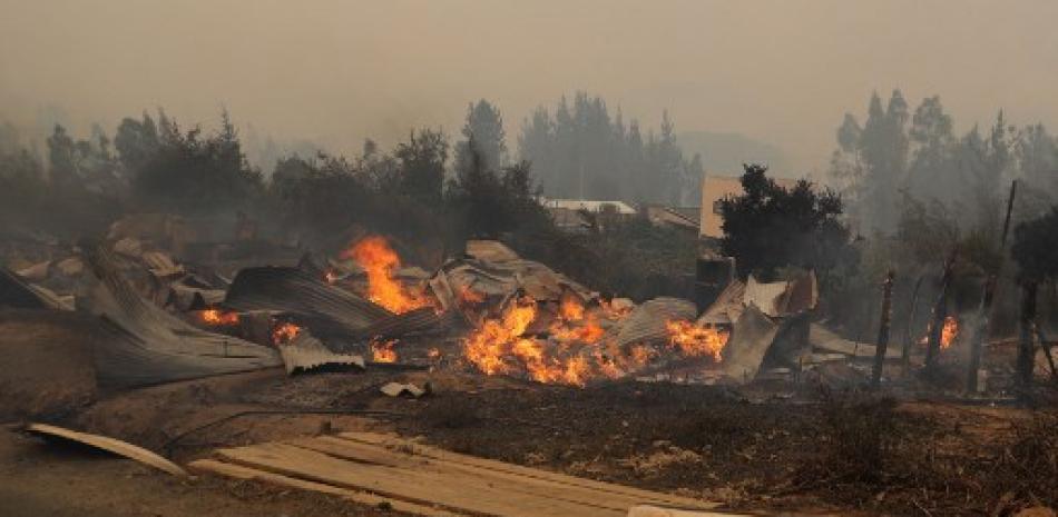 Vista de un incendio en Santa Juana, provincia de Concepción, Chile el 3 de febrero de 2023. Chile ha declarado estado de desastre en varias regiones del centro-sur después de que una devastadora ola de calor provocara incendios forestales que dejaron cuatro muertos, dijeron las autoridades el viernes.
JAVIER TORRES / AFP