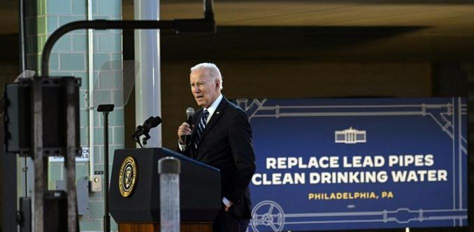 El presidente de los Estados Unidos, Joe Biden, habla sobre el progreso de la agenda económica de la administración en el Centro de Tratamiento de Agua Belmont en Filadelfia, Pensilvania. Foto: AFP