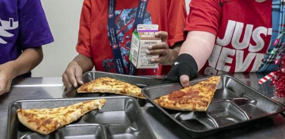 Estudiantes de segundo grado de primera seleccionan sus alimentos durante el almuerzo en la cafetería de la escuela primaria en Scottsdale, Arizona, el 12 de diciembre de 2022. (AP Foto/Alberto Mariani)