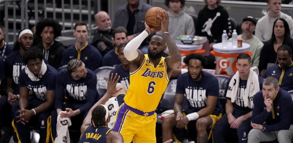 LeBron James, de los Lakers, se eleva en busca de un canasto en acción del partido del jueves por la noche frente a los Pacers de Indiana.