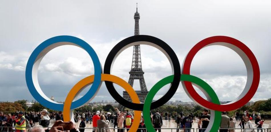 Imagen de los anillos olímpicos en París, Francia.