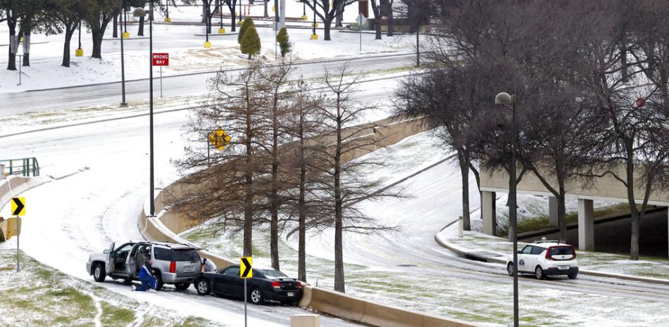 Los vehículos se encuentran atascados en una rampa de salida de la U.S. 75 en Dallas el miércoles 1 de febrero de 2023. Dallas y otras partes del norte de Texas están bajo advertencia de tormenta invernal hasta el jueves. (Liesbeth Powers/The Dallas Morning News vía AP)