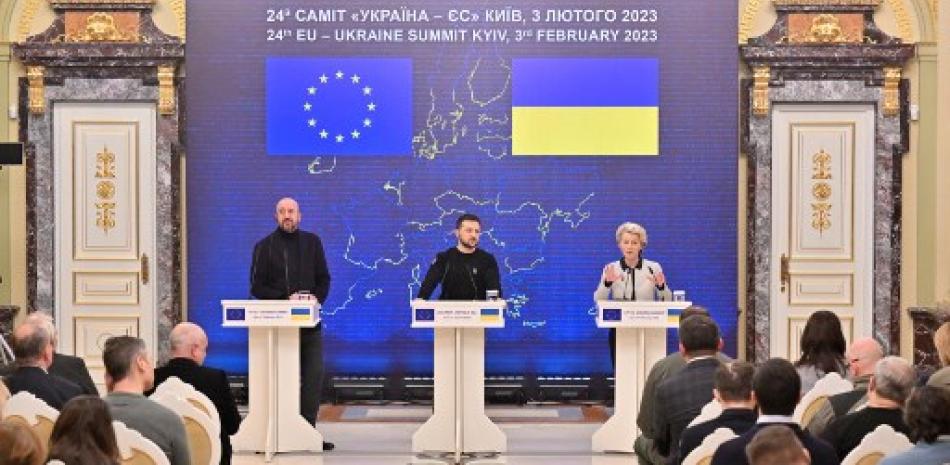 El presidente de Ucrania, Volodymyr Zelensky (centro), el presidente del Consejo Europeo, Charles Michel (izquierda), y la presidenta de la Comisión Europea, Ursula von der Leyen (derecha), dan una conferencia de prensa conjunta durante la cumbre UE-Ucrania en Kyiv el 3 de febrero de 2023. La UE el 3 de febrero se comprometió a apoyar a Ucrania "en cada paso del camino" en su búsqueda de la membresía del bloque cuando los altos funcionarios se reunieron en Kyiv para una cumbre altamente simbólica. Serguéi SUPINSKY / AFP